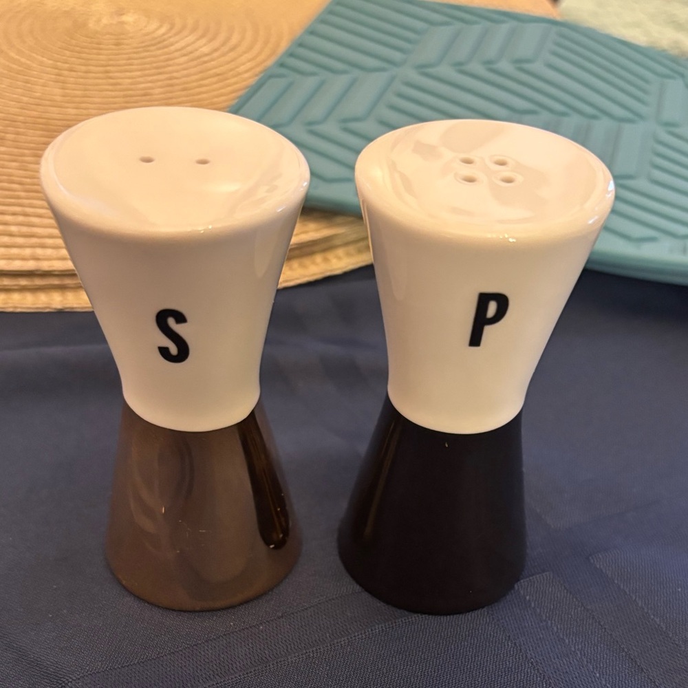 kate spade Black and gold Salt and Pepper Shakers hourglass shaped - Picture 1 of 6